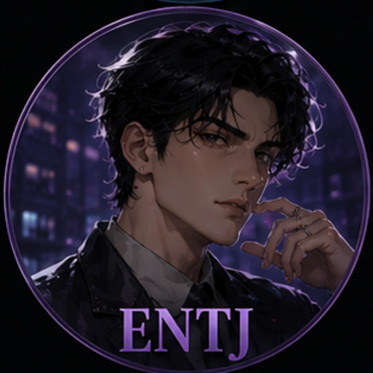 辦公室加班中，ENTJ型人一邊處理公事一邊偷偷回曖昧訊息，神情專業又帶點心思飄移。
